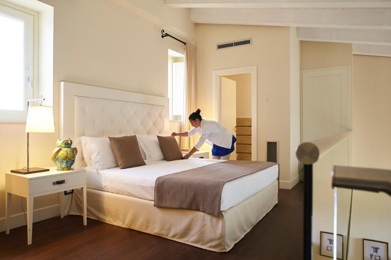 Borgo Di Luce I Monasteri Golf Resort & Spa Syracuse Extérieur photo A chambermaid making a bed in a hotel room