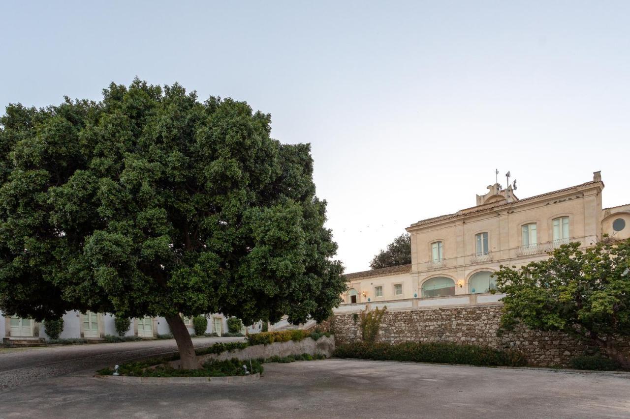 Borgo Di Luce I Monasteri Golf Resort & Spa Syracuse Extérieur photo The courtyard of the museum