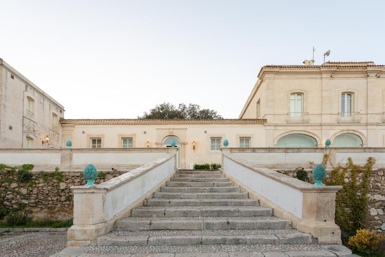 Borgo Di Luce I Monasteri Golf Resort & Spa Syracuse Extérieur photo The entrance of the museum